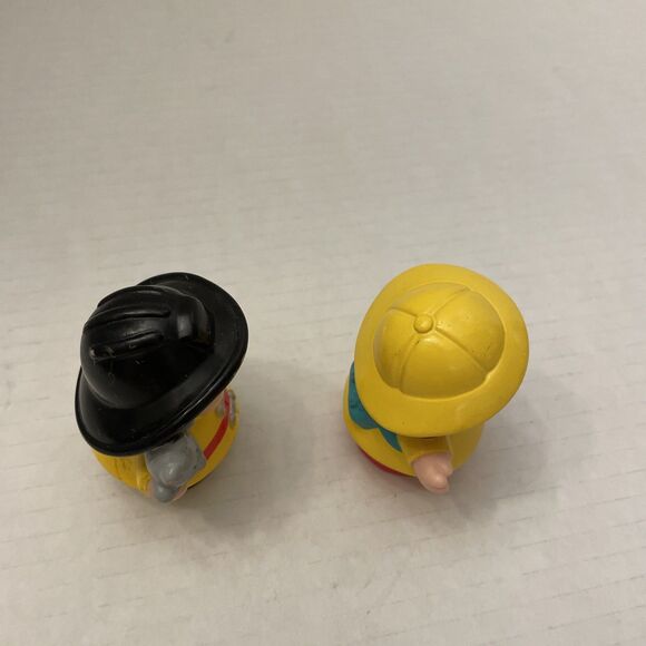 Fisher Price Little People Maggie in Raincoat and Fireman Saves Kitten - Picture 6 of 6